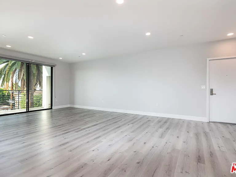 14612 Calvert St #401 — Photo 3