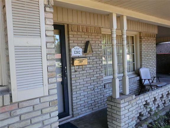 4th image of 1202 Oaklawn Dr