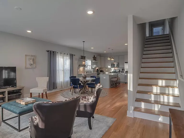 1411B Arthur Ave — Photo 18