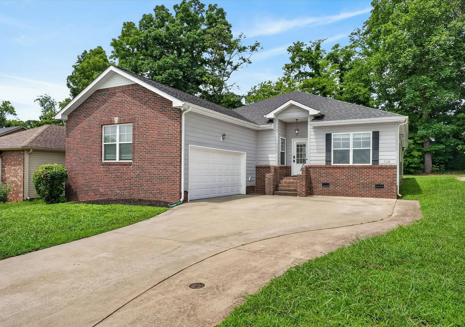 Pet Friendly Four Bedroom! — Photo 1
