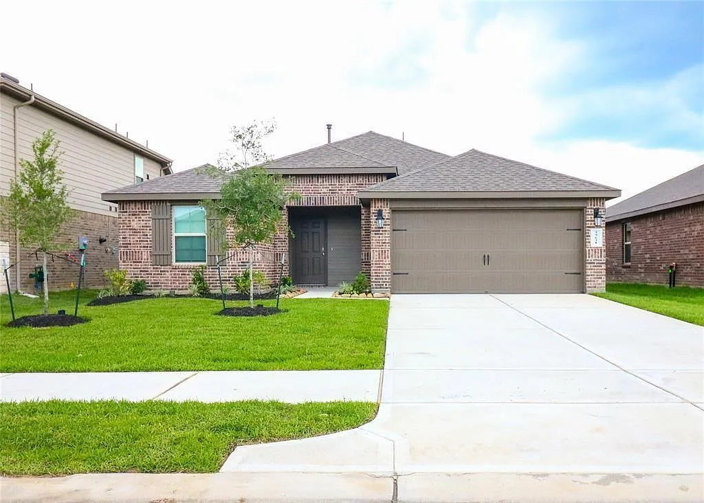 3 bed, 2.0 bath, 1594 sqft, $2,400 — Photo 1