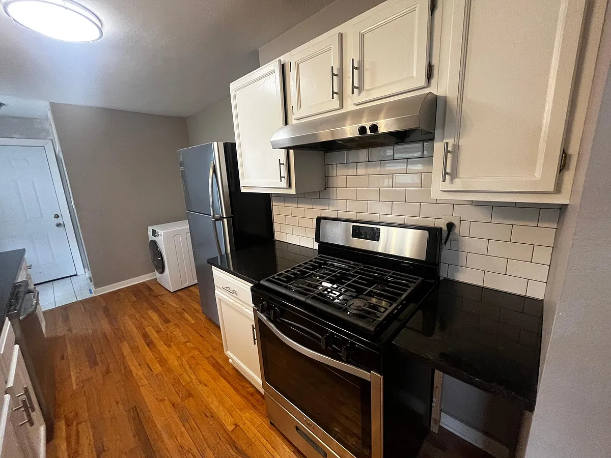 Building Photo - 611 E 40th St #1