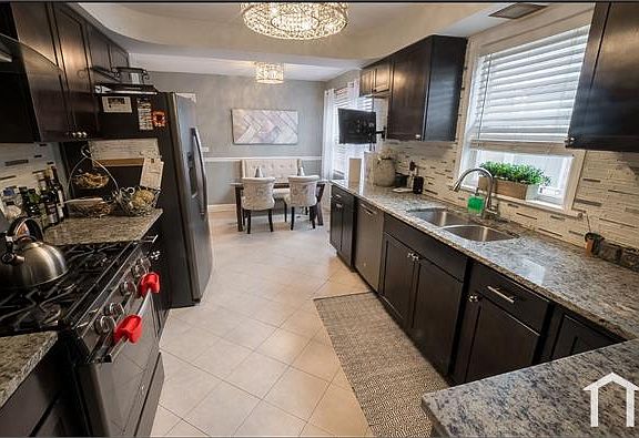 4th image of 6524 N Rockwell St #2