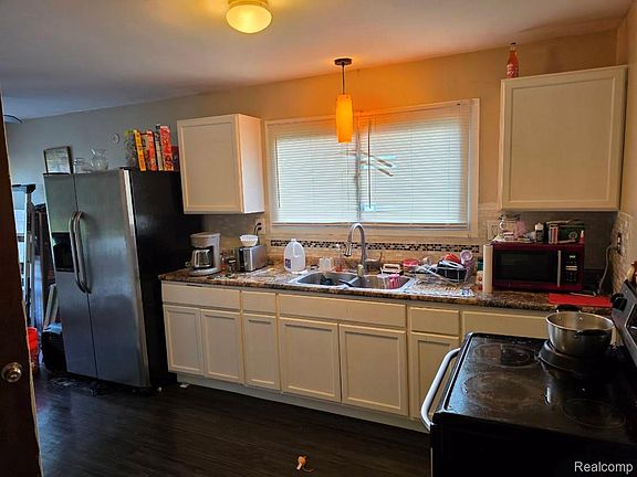 4th image of 567 Helen St