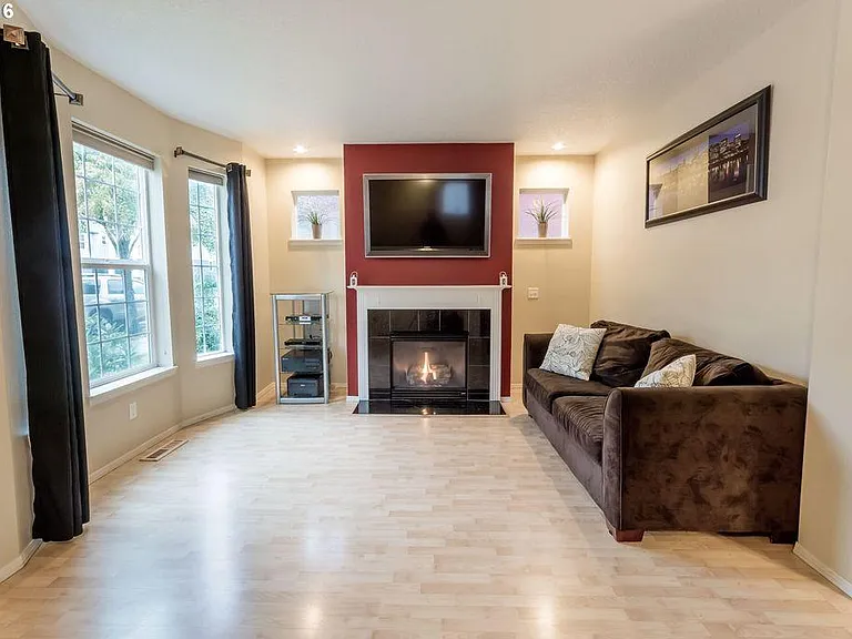 1060 SE Portlandia Ave — Photo 2