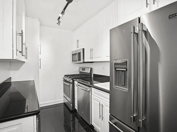 5th image of 225 E 70th St APT 1B