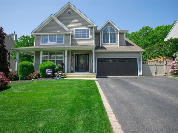 14 Manorview Way, Manorville, NY 11949