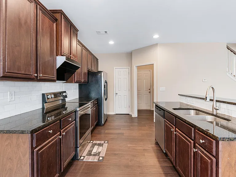 5529 Chatham Cir — Photo 9