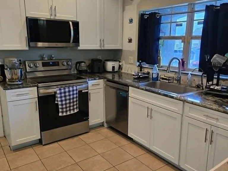 ___ Shared Kitchen Area: The kitchen is shared with the homeowners and is available for your use. You are welcome to use the kitchen appliances, dishes, cookware, and other kitchen essentials. We simply ask to keep the space clean for everyone to enjoy.