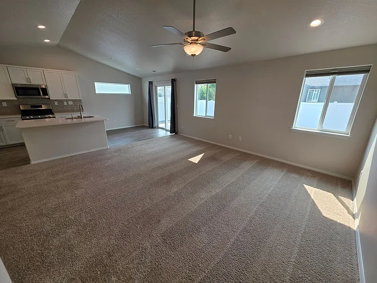 918 Cougars St — Photo 2