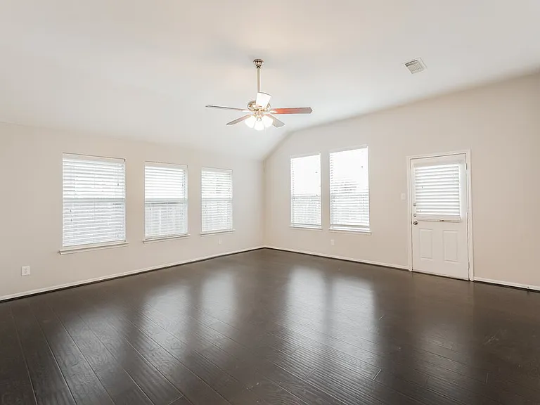 8011 Thorncroft Manor Ln — Photo 4