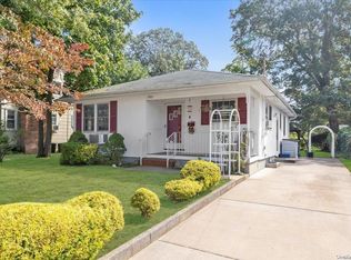 2703 Cedar Ct, Oceanside, NY 11572