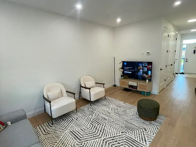 165 Tiffany St — Photo 3