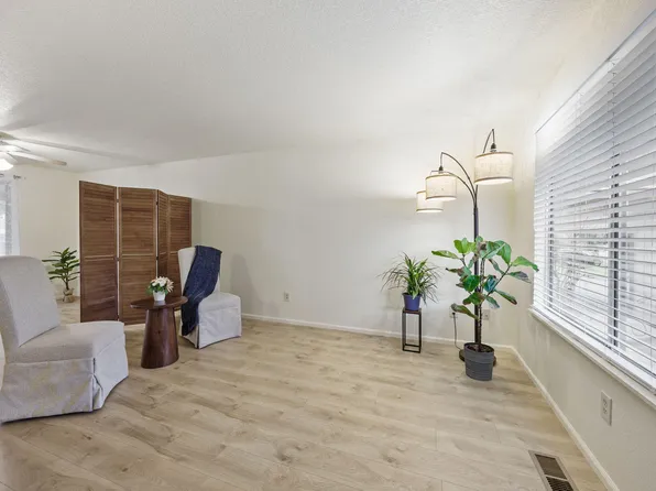 300 Shafer Ln Unit J2, Jacksonville, OR 97530