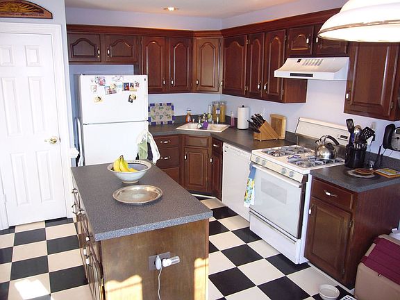 Large Kitchen w/ Gas Stove