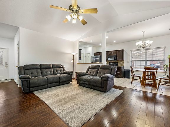 4th image of 17 Granshire Dr