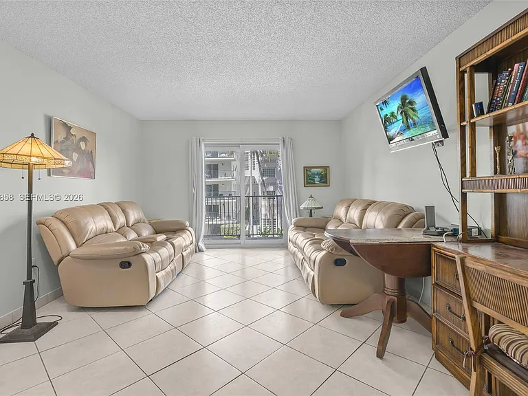 4141 Collins Ave #201 — Photo 9