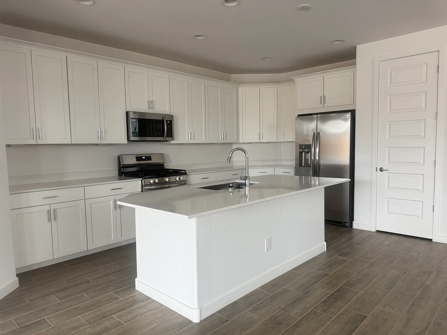 2890 E Frontiersman Ln — Photo 4