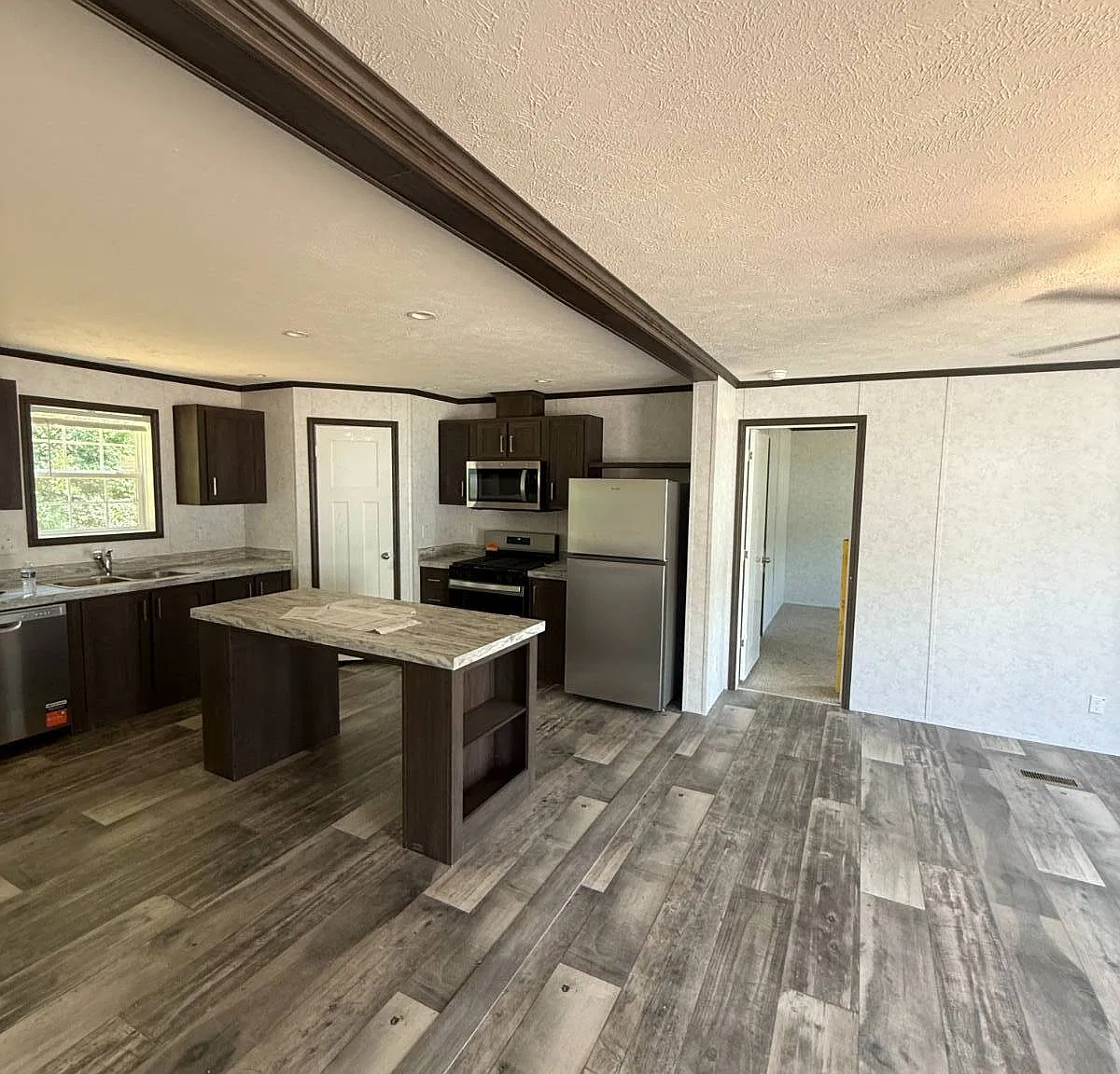 3 bed, 2.0 bath, 1456 sqft, $1,850 — Photo 2