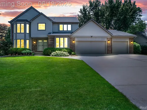 6652 Mountain Dr, Troy, MI 48098