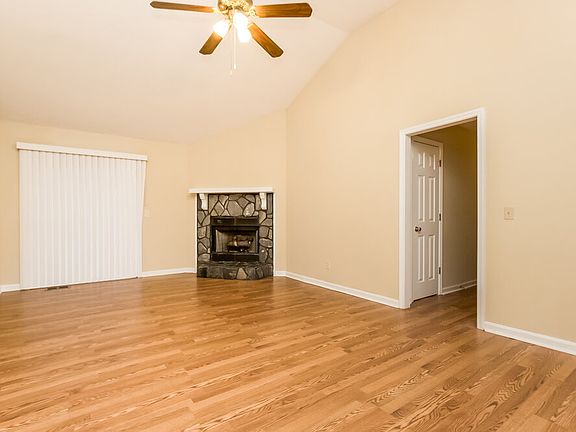 3rd image of 1610 Summit Rdg