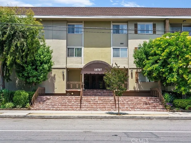 10707 Camarillo St #214 — Photo 31