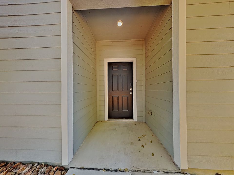 This cozy entryway features li