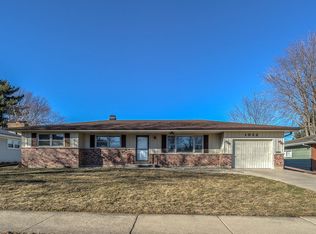 1932 Lin Lor Ln, Elgin, IL 60123