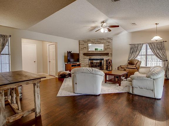 4th image of 346 Pin Oak Ln