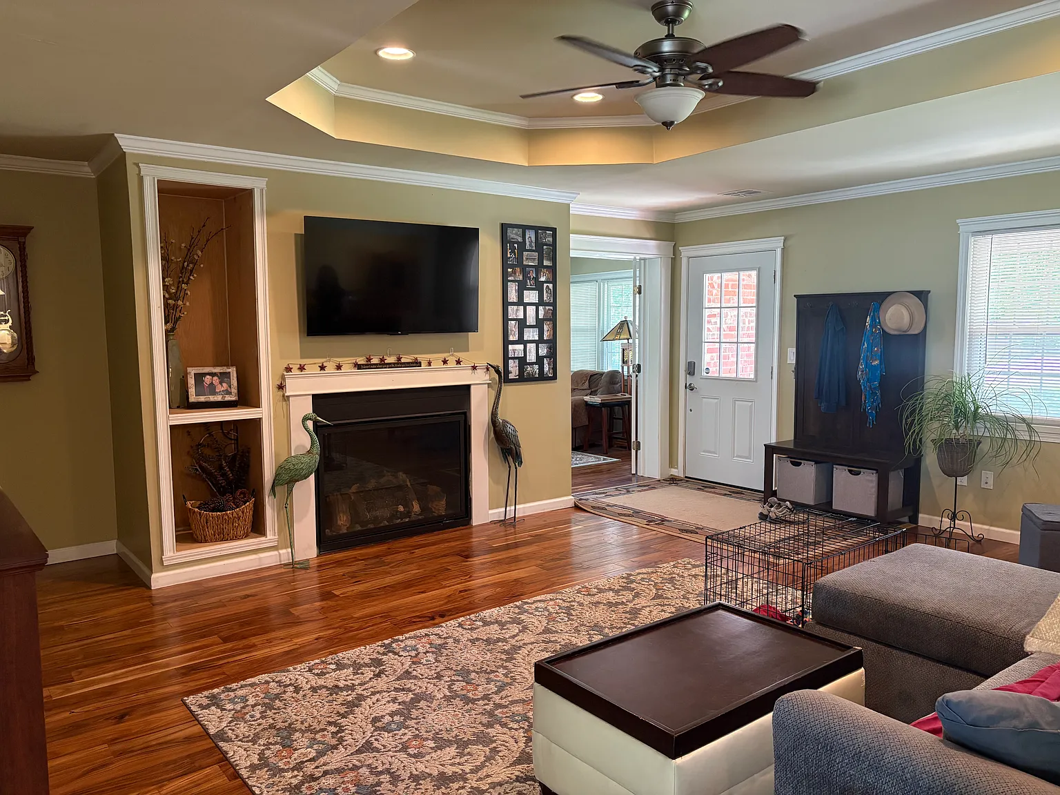 3 bed, 2.5 bath, 2200 sqft, $2,500 — Photo 2