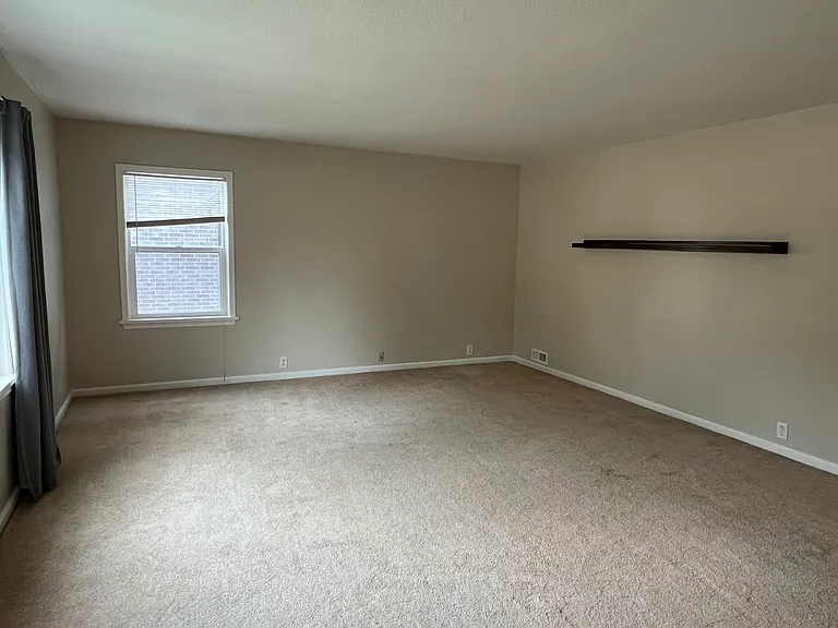 135 E 2 S — Photo 6