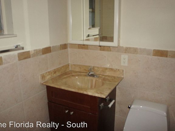 3rd image of 914 N Federal Hwy APT 2