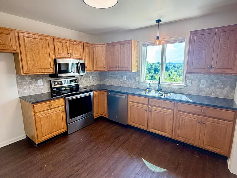 33 Park View Dr — Photo 5