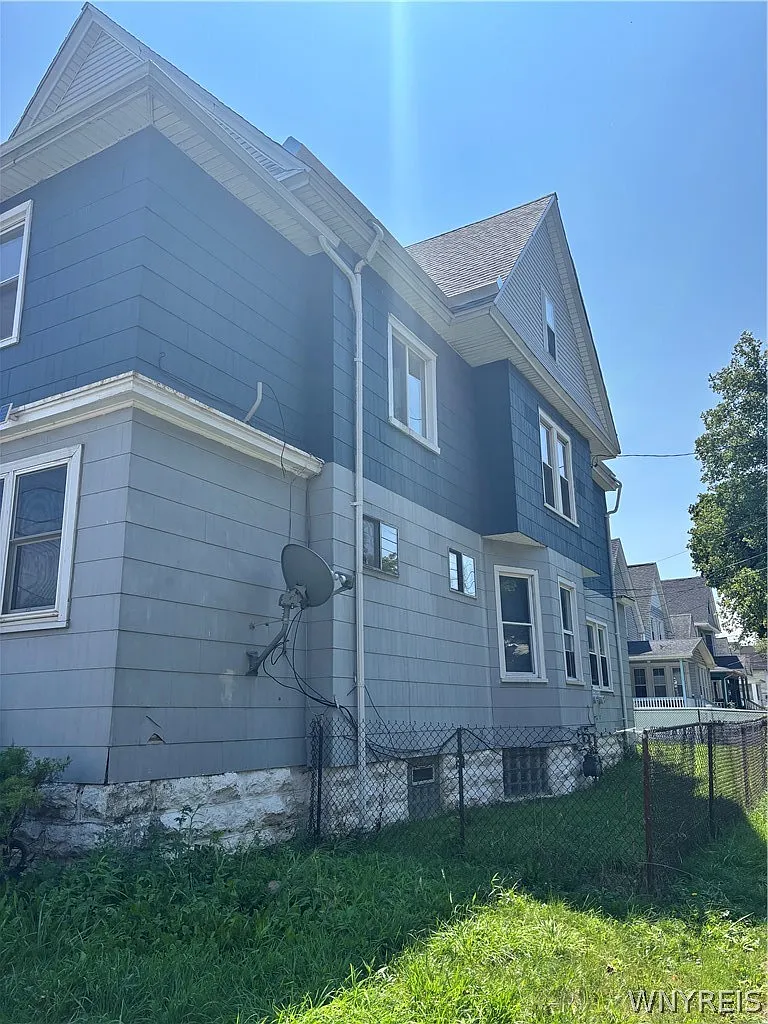 3 bed, 1.0 bath, 2339 sqft, $1,300 — Photo 3