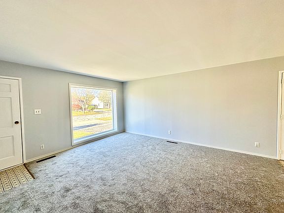 4th image of 1013 Stratford Cir