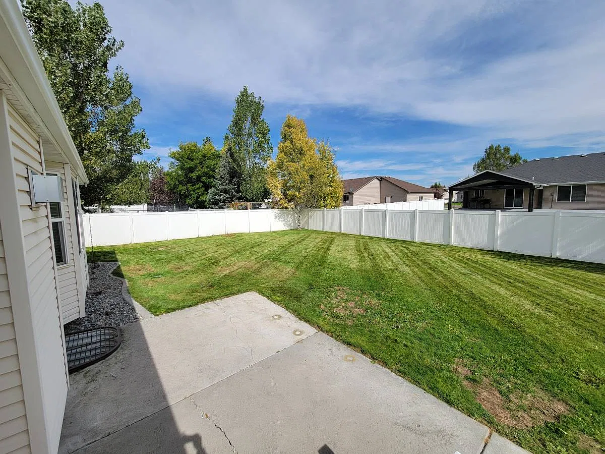 5 bed, 3200 sqft, $2,500 — Photo 2