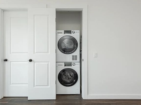 4th image of 2553 38th St #4F