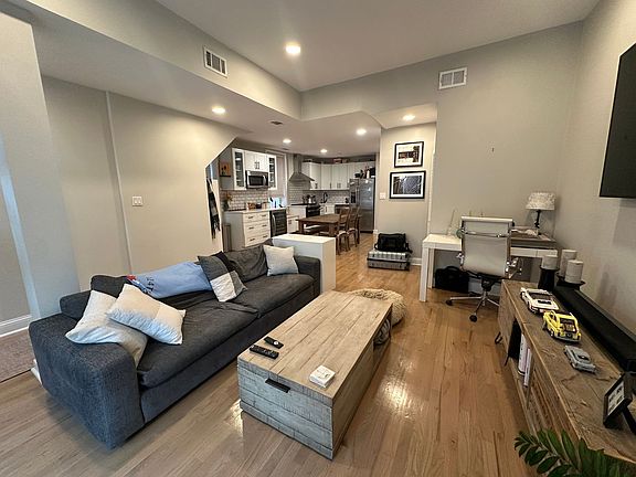 2nd image of 1038 N Wood St APT 1