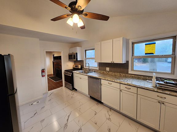 2nd image of 701 W Lakeshore Dr