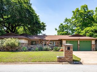 617 Woodside Dr, Hurst, TX 76053
