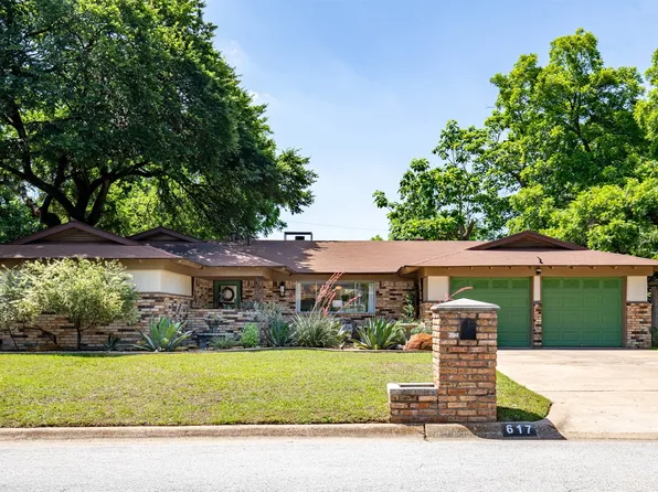 617 Woodside Dr, Hurst, TX 76053