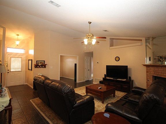 2nd image of 404 Thorn Ct