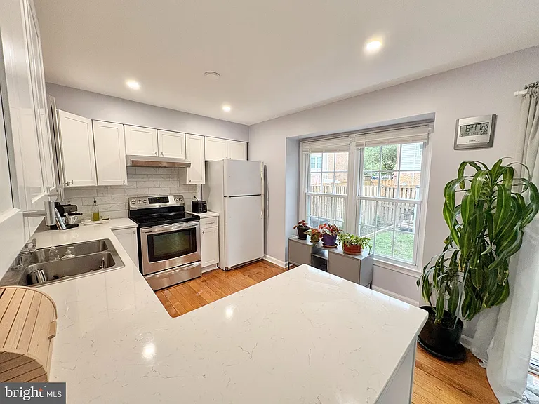 9710 Lakepointe Dr — Photo 17