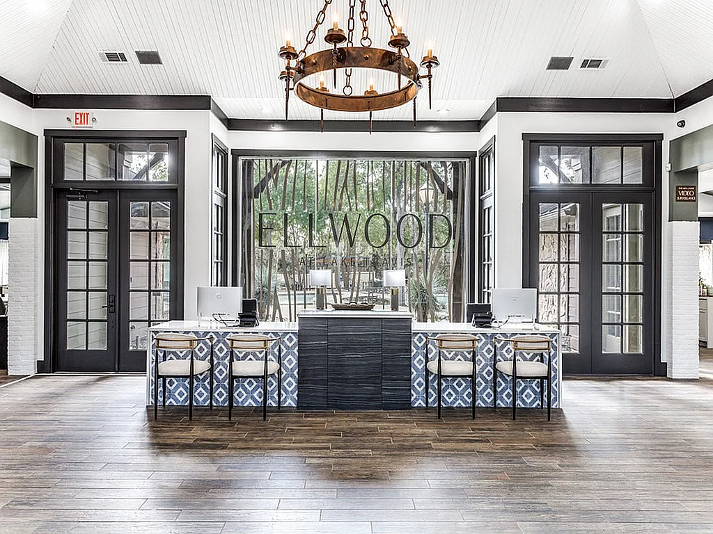 Elwood at Lake Travis — Photo 4