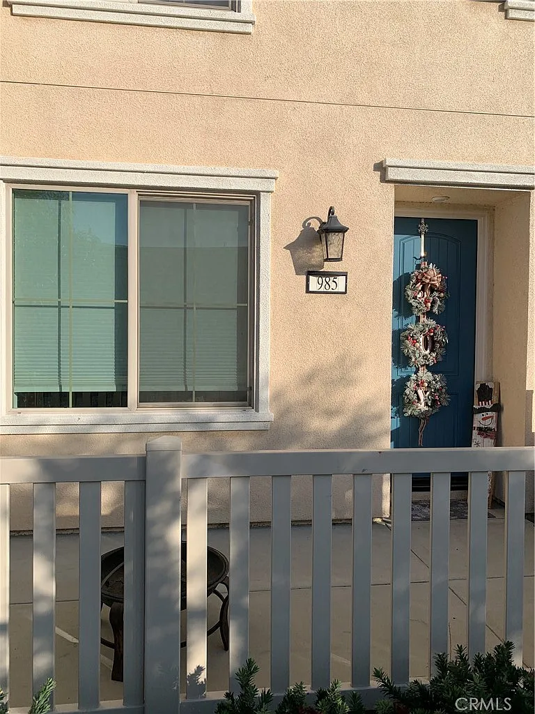 3 bed, 2.5 bath, 1375 sqft, $3,200 — Photo 1