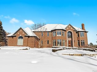 714 Wellington Cir, Rochester Hills, MI 48309