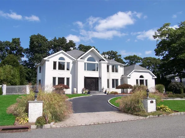 11 Cobblestone Lane, Lake Grove, NY 11755