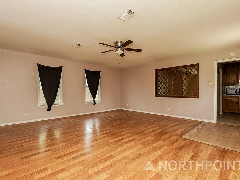 1060 Richmond Dr — Photo 5