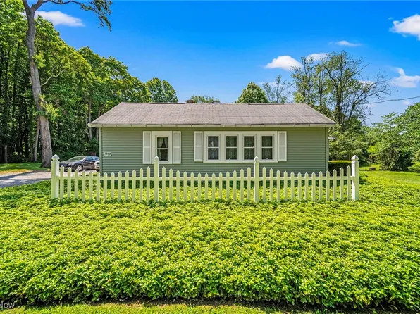 3988 Lake Rd, Conneaut, OH 44030