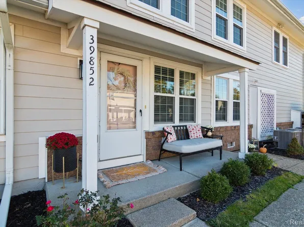 39852 Village Wood Cir, Novi, MI 48375